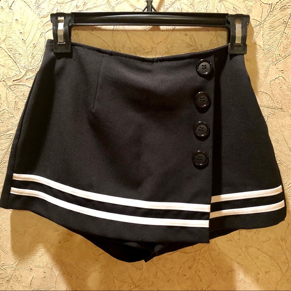 Skort with white stripes and buttons.